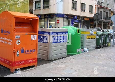 Conteneurs pour collecter et recycler les déchets urbains et les déchets urbains dans une rue de Barcelone Banque D'Images