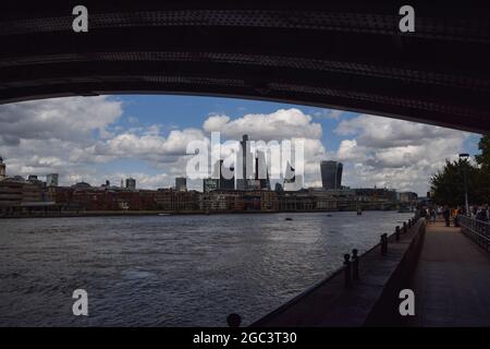 Londres, Royaume-Uni. 6 août 2021. Ciel partiellement nuageux au-dessus de la ville de Londres comme la pluie et le soleil alternent sur une journée erratique. Vue sous le pont du chemin de fer de Blackfriars. (Crédit : Vuk Valcic / Alamy Live News) Banque D'Images