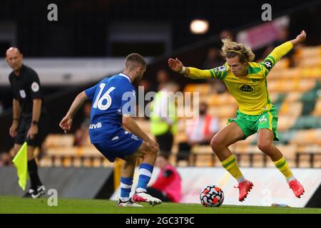 Todd Cantwell de Norwich City et Dan Crowley de Gillingham - Norwich City v Gillingham, pré-saison amicale, Carrow Road, Norwich, Royaume-Uni - 3 août 2021 Banque D'Images