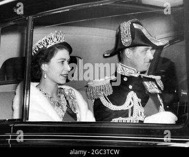 Queen participe au banquet du Foreign Office à Lancaster House. Photos: S.M. la Reine et le duc d'Édimbourg vus dans leur voiture lorsqu'ils sont allés à Lancaster House ce soir pour le banquet donné par le Foreign Office en l'honneur du couronnement. 5 juin 1953 Banque D'Images