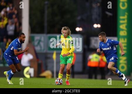 Todd Cantwell de Norwich City avec Dan Crowley (R) et Rhys Bennett (L) de Gillingham - Norwich City v Gillingham, Pre-Season friendly, Carrow Road, Norwich (Royaume-Uni) - 3 août 2021 Banque D'Images