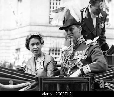 La Reine et le duc d'Édimbourg assistent au service national écossais. La Reine et le duc d'Édimbourg arrivent aujourd'hui (mercredi) à la cathédrale Saint-Giles, à Édimbourg, au cours de leur State Drive à travers la capitale de l'Écosse. 24 juin 1953 Banque D'Images