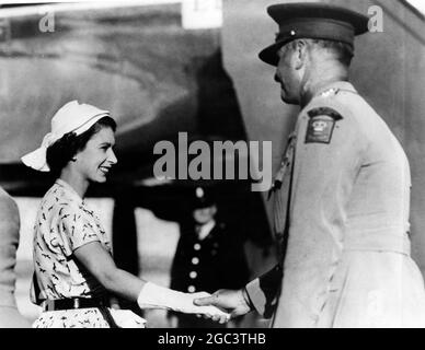 Broken Hill, Nouvelle-Galles du Sud : S.M. la reine Elizabeth II a le sourire d'adieu de Sir William Slim, gouverneur général de l'Australie, juste avant de quitter Broken Hill avec le duc d'Édimbourg dans un avion qui les a emjoints au début de leur visite d'Adélaïde, en Australie méridionale. 27 mars 1954 Banque D'Images