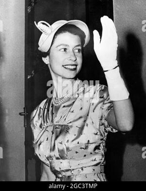 La reine Elizabeth II sourit et se fait la vague devant la foule à Invercargill , Nouvelle-Zélande, le 5 février 1954 Banque D'Images