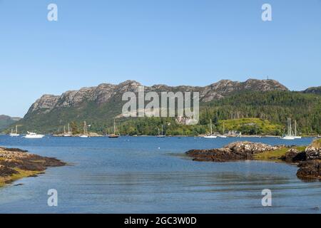 Vue sur le Loch Carron vers le château de Duncraig et les collines de creag et duilisg du village de Plockton Banque D'Images