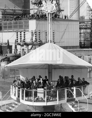 17 octobre 1956 la reine Elizabeth II prononce un discours pour ouvrir la centrale électrique de Calder Hall. Il s'agit de la première centrale nucléaire à grande échelle au monde, qui verse de l'électricité dans le réseau national. Cumberland, Angleterre. Banque D'Images