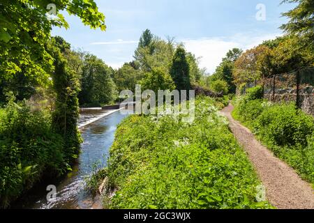 Le chemin John Muir au bord de la rivière Tyne près de Preston Mill, East Lothian, Écosse. Banque D'Images