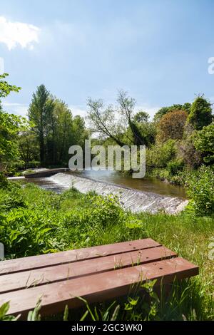 Le chemin John Muir au bord de la rivière Tyne près de Preston Mill, East Lothian, Écosse. Banque D'Images