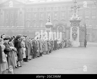 LES FOULES SE RASSEMBLENT DEVANT BUCKINGHAM PALACE Buckingham Palace , Londres est le centre de l'attention , car le bébé de la princesse Elizabeth devrait y naître ce week-end. SPECTACLES PHOTO:- foules à l'extérieur de Buckingham Palace . 15 novembre 1948 Banque D'Images