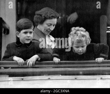 Le prince Charles et la princesse Anne montrent de l'intérêt pour les activités pendant qu'ils regardent depuis le pont du yacht royal HMS Britannia à Portsmouth , lorsqu'ils sont partis pour que Tobruk soit réuni avec la reine et le duc d'Édimbourg . 14 avril 1954 Banque D'Images