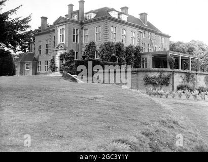 Une vue de l'école de Cheam , Headley , près de Newbury , Berk , où le Prince Charles sera un avenir prochain mandat . L'école , l'une des meilleures écoles de préparation du pays , a été fondée à Cheam , Surrey en 1646 , et c'est là que le père du prince , le duc d'Édimbourg y a assisté de 1930 à 1933 . Il s'installe à Headley en 1934 , et se dresse sur 65 acres de bois brisé et à 300 pieds au-dessus de la campagne environnante . Les droits sont de 90 guineas un terme , et l'héritier du trône partagera un dortoir avec huit autres garçons . 15 août 1957 Banque D'Images