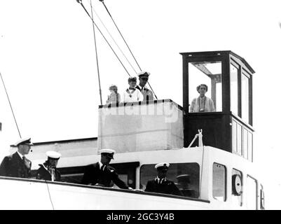 Les membres de la famille royale observant le commandant en chef , Méditerranée , l'amiral le comte Mountbatten de Birmanie KC étant transféré par Jackstay de son phare HMS Glasgow à HMY Britannia pendant son Majesté le voyage de la Reine de Tobruk à Malte . 5 mai 1954 Banque D'Images