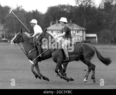 Polo à Smith's Lawn , Windsor . Le Prince Charles a joué un match de polo d'entraînement , et a été rejoint plus tard en jeu par le Prince Philip , qui avait joué auparavant pour Priar Park contre la Brigade de la maison . Vu Charles (le plus proche) part d'un adversaire pendant le match . 24 avril 1965 Banque D'Images