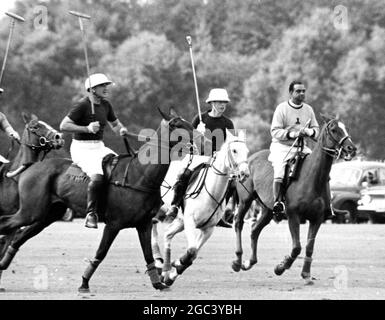 Le Prince Charles (au centre) reste en jeu à Windsor lorsqu'il a comparu pour les Rangers contre Chiesmans dans la coupe du Président . Son père qui l'a regardé cet après-midi n'a pas pu jouer dans le tournoi de trois jours à cause d'un muscle tendu dans sa cuisse . À sa gauche, il y a J Cavanagh et à sa droite le Maharaja de Jaipur comme arbitre . 7 août 1965 Banque D'Images