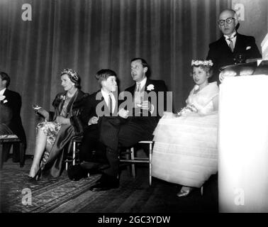 A la maison du comte et de la comtesse Mountbatten de Birmanie , Broadlands , après le mariage de leur fille Lady Pamela Mountbatten à David Nightingale Hicks à l'abbaye de Romsey à proximité , Hants , une réception a eu lieu . La photographie montre le Prince Charles et la princesse Anne en compagnie de Lady Mountbatten et Lord Bradbourne ( meilleur homme) . 14 janvier 1960 Banque D'Images