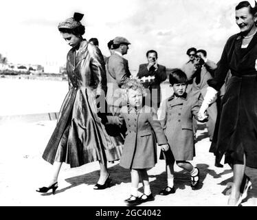 LA REINE À MALTE LA REINE et LA COMTESSE MOUNTBATTEN marchaient main dans la main avec la princesse Anne et le prince Charles après avoir regardé le prince Philip , le duc d'Édimbourg et Earl Mountbatten jouer au polo Marsa à Malte. 5 mai 1954 Banque D'Images