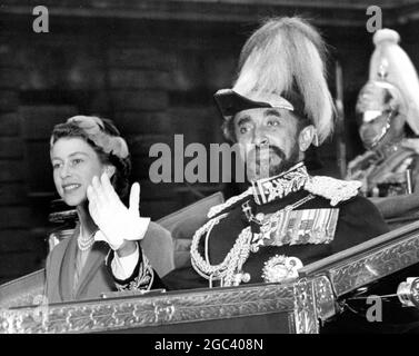 La Reine Élisabeth II et l'empereur Haile Selassie d'Éthiopie reconnaissent les acclamations des foules alors qu'elles conduisaient de Victoria au Palais , Londres, le 14 octobre 1954 Banque D'Images