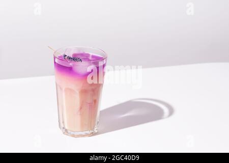 Café glacé, boisson à la lavande sur fond blanc. Latte au miel violet lavande. Banque D'Images