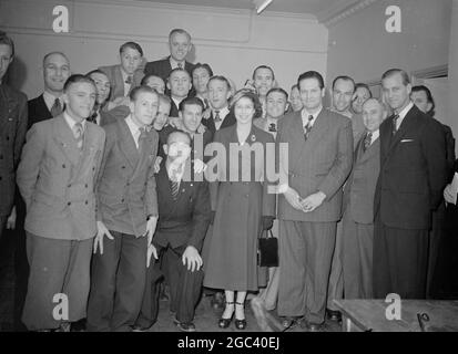 LA PRINCESSE ET LE DUC RENCONTRENT LES FOOTBALLEURS NÉERLANDAIS LA PRINCESSE ELIZABETH et le DUC D'ÉDIMBOURG (à droite du groupe ) rencontrent l'équipe de football D-O-S ( Utrecht ) lors de leur visite au Club Victory ( ex services ) , Seymour Street , Londres . Les footballeurs néerlandais , tous anciens militaires , sont venus jouer un match contre Chelsea Mariners , une équipe de la Légion britannique . 26 avril 1949 Banque D'Images