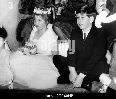 Princesse Anne une demoiselle d'honneur assise avec le prince Charles, à pieds croisés sur le sol. C'était la première fonction publique de la princesse Anne quand elle était demoiselle d'honneur de Lady Pamela Mountbatten. Lady Pamela a épousé M. David Hicks, à l'abbaye de Romsey, à Hants. 13 janvier 1960 Banque D'Images