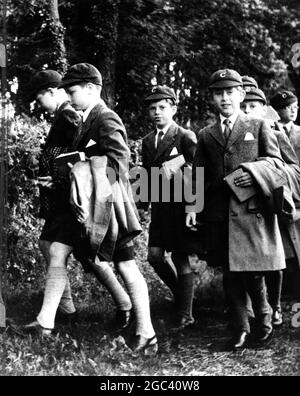 Première apparition publique en tant que prince de Galles. Le prince Charles (à droite) repart dimanche de la tête de l'église Saint-Pierre à l'école de Cheam, faisant sa première apparition en tant que prince de Galles, annoncée par la reine dans un message enregistré à la fin des Jeux de l'Empire à Cardiff. 28 juillet 1958 Banque D'Images