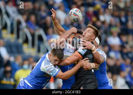 Leeds, Royaume-Uni. 6 août 2021 - Greg Eden de Castleford Tigers perd la balle dans l'attaque pendant la Ligue de rugby Betfred Super League Leeds Rhinos vs Castleford Tigers à Emerald Headingley Stadium, Leeds, UK Dean Williams Credit: Dean Williams/Alay Live News Banque D'Images