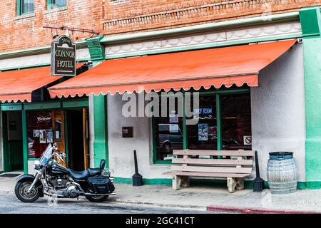 Moto en face de l'hôtel historique Conner dans le centre-ville de Jerome, Arizona, États-Unis Banque D'Images