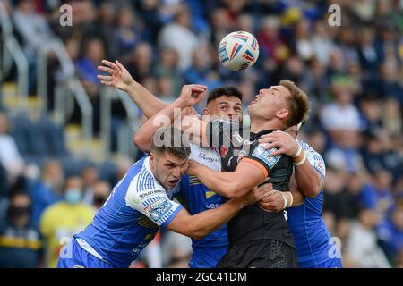 Leeds, Royaume-Uni. 6 août 2021 - Greg Eden de Castleford Tigers perd la balle dans l'attaque pendant la Ligue de rugby Betfred Super League Leeds Rhinos vs Castleford Tigers à Emerald Headingley Stadium, Leeds, UK Dean Williams Credit: Dean Williams/Alay Live News Banque D'Images