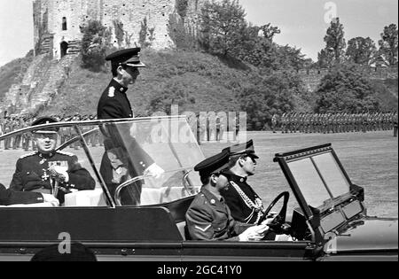 Le prince Charles se trouve dans une voiture ouverte, portant pour la première fois son uniforme d'investiture ici aujourd'hui, lorsqu'il a présenté les couleurs à l'inauguration du Royal Regiment of Wales, et a accepté la liberté de la ville au nom du régiment. L'uniforme, bleu foncé, est celui qu'il porte en tant que nouveau colonel en chef du Royal Regiment, et celui qu'il portera à son investiture en tant que prince de Galles au château de Caernavon le 1er juillet 1969. Lors de la cérémonie d'inauguration, les Borderers du sud du pays de Galles et le Welsh Regiment ont été amalgamés en un seul régiment. Cardiff Castle Green, Cardiff, Wale Banque D'Images