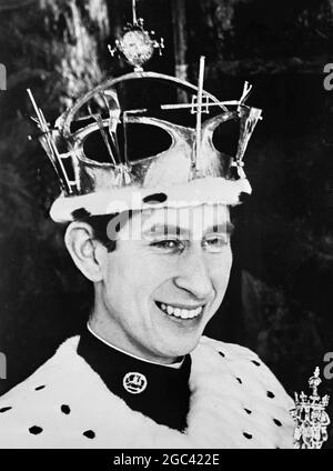 La photo officielle du Prince Charles, qui deviendra le Prince de Galles, lors d'une cérémonie qui sera jouée par sa Majesté la reine Elizabeth II au château de Caernarvon, au pays de Galles, le 1er juillet 1969. Le Prince de Galles, photographié par Norman Parkinson au château de Windsor, dans le Berkshire, porte sa régalia complète. Il porte une robe d'hermine sur un uniforme militaire. Sur sa tête se trouve le Gold Coronet, pesant 3lbs et contenant 75 diamants et 12 émeraudes. 25 juin 1969 Banque D'Images