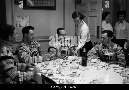 Dans les coulisses d'un banquet d'État. Banquet de retour pour la reine Elizabeth II au Mansion House, Londres, après sa visite du Commonwealth en 1954. La société de restauration de Ring & Brymer (Birch's) Ltd a géré la restauration à chaque banquet de Coronation donné par la Corporation of London depuis le Coronation de la reine Victoria et a occupé plus de têtes couronnées que n'importe quelle autre entreprise du monde. 19 mai 1954 photos: Un déjeuner d'État séparé pour les trompettistes de l'État Banque D'Images