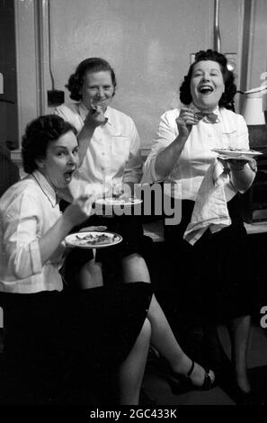 Dans les coulisses d'un banquet d'État. Banquet de retour pour la reine Elizabeth II au Mansion House, Londres, après sa visite du Commonwealth en 1954. La société de restauration de Ring & Brymer (Birch's) Ltd a géré la restauration à chaque banquet de Coronation donné par la Corporation of London depuis le Coronation de la reine Victoria et a occupé plus de têtes couronnées que n'importe quelle autre entreprise du monde. 19 mai 1954 photos: Trois dames du personnel de cuisine de la Maison de la Mansion Banque D'Images