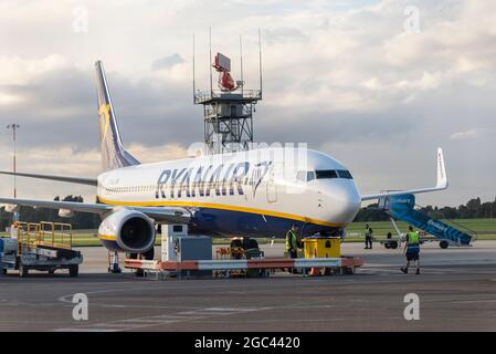 Aéroport de Londres Southend, Essex, Royaume-Uni. 6 août 2021. La compagnie aérienne Ryanair, dont le budget est limité, a annoncé qu'elle cessera ses activités à partir de l'aéroport Southend de Londres à partir du 1er novembre 2021, ce qui représente un énorme coup pour l'aéroport qui a déjà perdu easyJet et un certain nombre d'autres petites compagnies aériennes. La perte de Ryanair quittera l'aéroport sans vols de passagers malgré l'énorme investissement d'expansion et la construction de terminal. Certains vols de fret devraient se poursuivre. L'arrivée de Malaga et le départ de Brest ont eu lieu peu après l'annonce de cet après-midi. Arrivée à Malaga sur le stand Banque D'Images