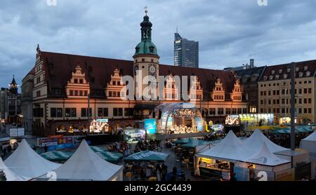 Leipzig, Allemagne. 06e août 2021. Le grand groupe du Hessischer Rundfunk joue sur une scène sur la place du marché. Du 6 au 15 août 2021, la musique du marché de Leipzig y aura lieu, un festival où seront présentés des enregistrements de concerts et des concerts en direct. De plus, des ensembles de l'événement « Bach sur scène », qui a été annulé en raison de la pandémie, seront en cours d'exécution. Credit: Sebastian Willnow/dpa-Zentralbild/ZB/dpa/Alay Live News Banque D'Images