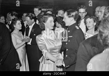 LA PRINCESSE ELIZABETH DANSE EN PUBLIC - PREMIÈRE PHOTO la princesse Elizabeth a fait sa première apparition publique à une balle de charité lorsqu'elle était invitée d'honneur au bal de la Marine royale et marchande en aide au Fonds King Georges pour les marins, à l'hôtel Dorchester, à Londres. Spectacles de photos : la princesse Elizabeth danse un foxtrot avec le capitaine Lord Rupert Nevill au Royal and Merchant Navy ball à l'hôtel Dorchester, Londres. 9 mai 1946 Banque D'Images