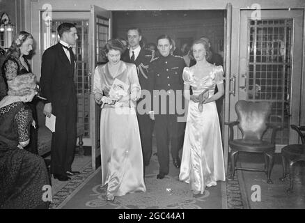 LA PRINCESSE ELIZABETH DANSE EN PUBLIC - PREMIÈRE PHOTO la princesse Elizabeth a fait sa première apparition publique à une balle de charité lorsqu'elle était invitée d'honneur au bal de la Marine royale et marchande en aide au Fonds King Georges pour les marins, à l'hôtel Dorchester, à Londres. Spectacles de photos : la princesse Elizabeth arrive à l'hôtel Dorchester, Londres avec sa fête. Centre Lord Rupert Nevill 9 mai 1946 Banque D'Images