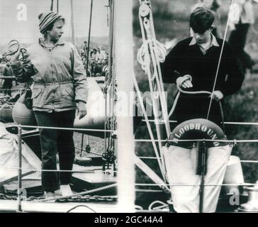 Dans l'image composite, l'héritier de la Grande-Bretagne au trône, le prince de Galles habillé d'un jersey épais et d'une chemise à col ouvert, et sa sœur, la princesse Anne, Qui porte des jeans bleus et fauve, sont vus comme des matelots pour aider leur père, le prince Philip, à naviguer sur son 34 tonnes de yawl Bloodshun, à travers l'une des 15 écluses sur le canal de Crinan de neuf miles de long, Argyllshire, Écosse, hier. Les matelots royaux ont passé la majeure partie de la journée à tenir des ailes en place alors que Bloodloodrier négociait les écluses. Les enfants royaux, avec leur père, et le prince héritier Carl Gutav de Suède, sont sur une h de voile Banque D'Images