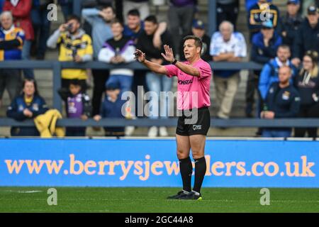 Leeds, Royaume-Uni. 06e août 2021. L'arbitre Ben Thaler tient des pièces avant de donner à Peter Mata'utia (3) de Castleford Tigers une carte jaune à Leeds, Royaume-Uni, le 8/6/2021. (Photo de Craig Thomas/News Images/Sipa USA) crédit: SIPA USA/Alay Live News Banque D'Images