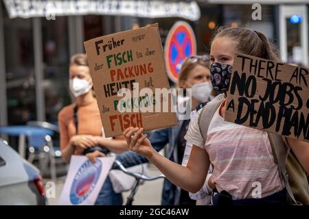 Munich, Allemagne. 06e août 2021. Klimaaktivistin mit Plakaten mit der Aufschrift 'Früher war der Fisch in der Packung heute ist die Packung im Fisch' und 'il n'y a pas d'emploi sur une planète morte'. AM 06.08.2021 fand in München, wie jeden Freitag, ein von FridaysForFuture organizierter Klimastreik statt. WO autrusk mit über 200 Teilnehmer*innen für die Einhaltung der 1, 5 Grad Ziele demostriert wurde. * le 6 août 2021, plus de 200 personnes ont rejoint une manifestation pour la justice climatique et l'objectif de 1.5 degrés à Munich, Allemagne. (Photo par Alexander Pohl/Sipa USA) crédit: SIPA USA/Alay Live News Cr Banque D'Images