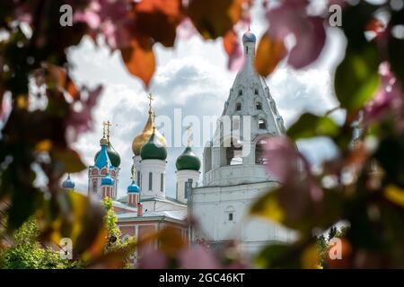 Tours et dôme de temples et églises avec murs blancs À Kolomna à la place de la cathédrale dans la région de Moscou et Feuilles rouges de pomme décorative Banque D'Images