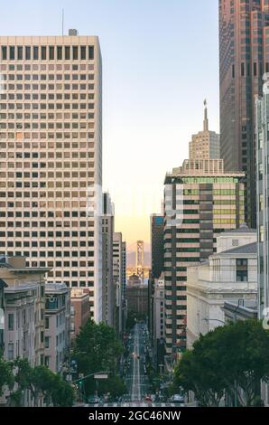 Vue sur le San Francisco Bay Bridge vu de Nob Hill à California Street au coucher du soleil, Californie, États-Unis. Banque D'Images