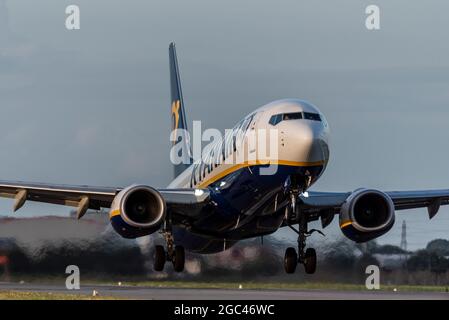 Aéroport de Londres Southend, Essex, Royaume-Uni. 6 août 2021. La compagnie aérienne Ryanair, dont le budget est limité, a annoncé qu'elle cessera ses activités à partir de l'aéroport Southend de Londres à partir du 1er novembre 2021, ce qui représente un énorme coup pour l'aéroport qui a déjà perdu easyJet et un certain nombre d'autres petites compagnies aériennes. La perte de Ryanair quittera l'aéroport sans vols de passagers malgré l'énorme investissement d'expansion et la construction de terminal. Certains vols de fret devraient se poursuivre. Le départ pour Brest a pris fin peu après l'annonce de cet après-midi Banque D'Images