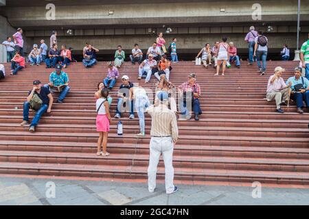 MEDELLIN, COLOMBIE - 1er SEPTEMBRE 2015 : les gens s'assoient sur l'escalier entre Parque Berrio et la station de métro éponyme de Medellin Banque D'Images