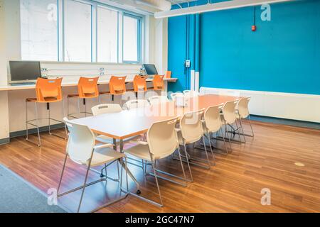 Cuisine de bureau et salle à manger avec grande table et chaises Banque D'Images