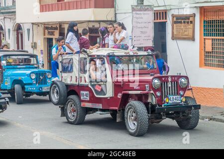 FILANDIA, COLOMBIE - 7 SEPTEMBRE 2015 : les jeeps sont une partie importante du transport rural en Colombie. Ils sont destinés aux enfants qui voyagent depuis le sc Banque D'Images