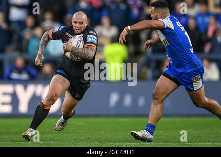 Nathan Massey (14) de Castleford Tigers casse avec le ballon Banque D'Images