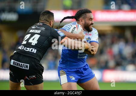 Leeds, Royaume-Uni. 6 août 2021 - Konrad Hurrell (4) de Leeds Rhinos se coupe à l'intérieur de Suaia Matagi de Castleford Tigers pendant la Ligue de rugby Betfred Super League Leeds Rhinos vs Castleford Tigers au stade Emerald Headingley, Leeds, Royaume-Uni Dean Williams Credit: Dean Williams/Alay Live News Banque D'Images