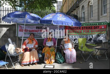 Londres, Royaume-Uni. 06e août 2021. Downing Street 6 août 2021. Trois femmes Gurkhas en grève de la faim de 24 heures pour appeler le gouvernement britannique à égaler la pension des forces armées britanniques à l'extérieur de Downing Street, Londres, Royaume-Uni. Crédit : Picture Capital/Alamy Live News Banque D'Images