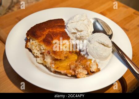 Cobbler à la pêche avec crème glacée Banque D'Images