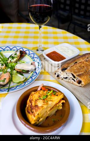 Un délicieux repas de tapas dans un restaurant espagnol Banque D'Images